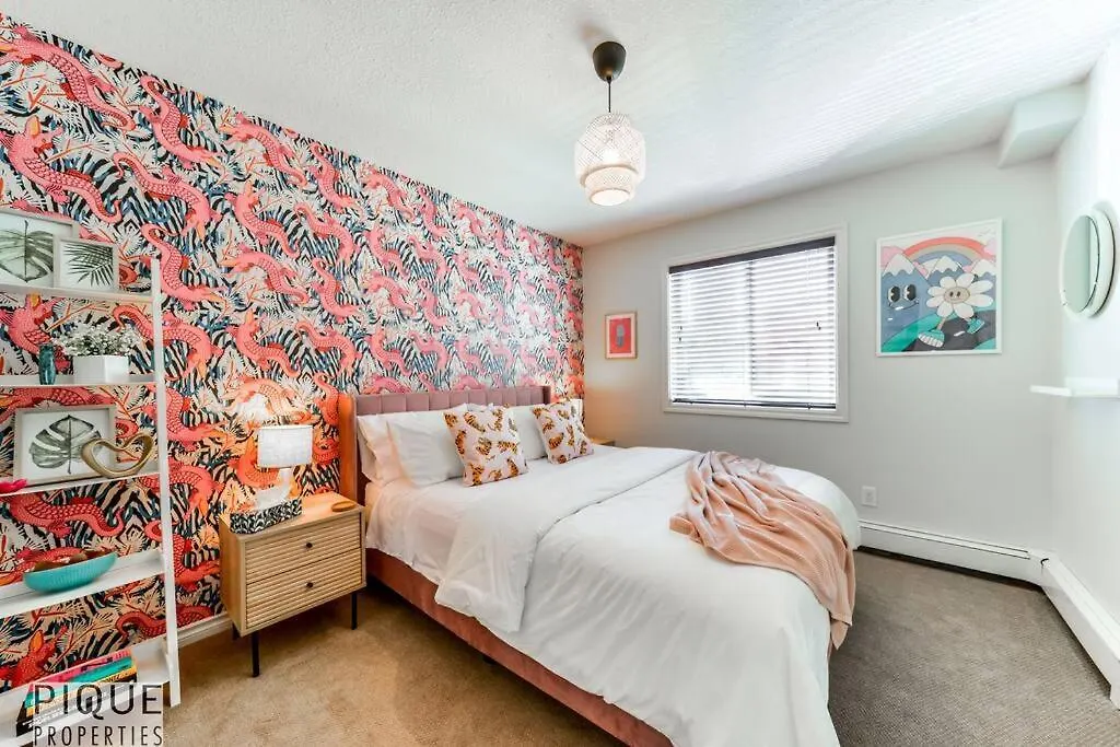 אדמונטון The Breakfast Club Suite - King Bed & Ac - Patio - Ug Park קנדה