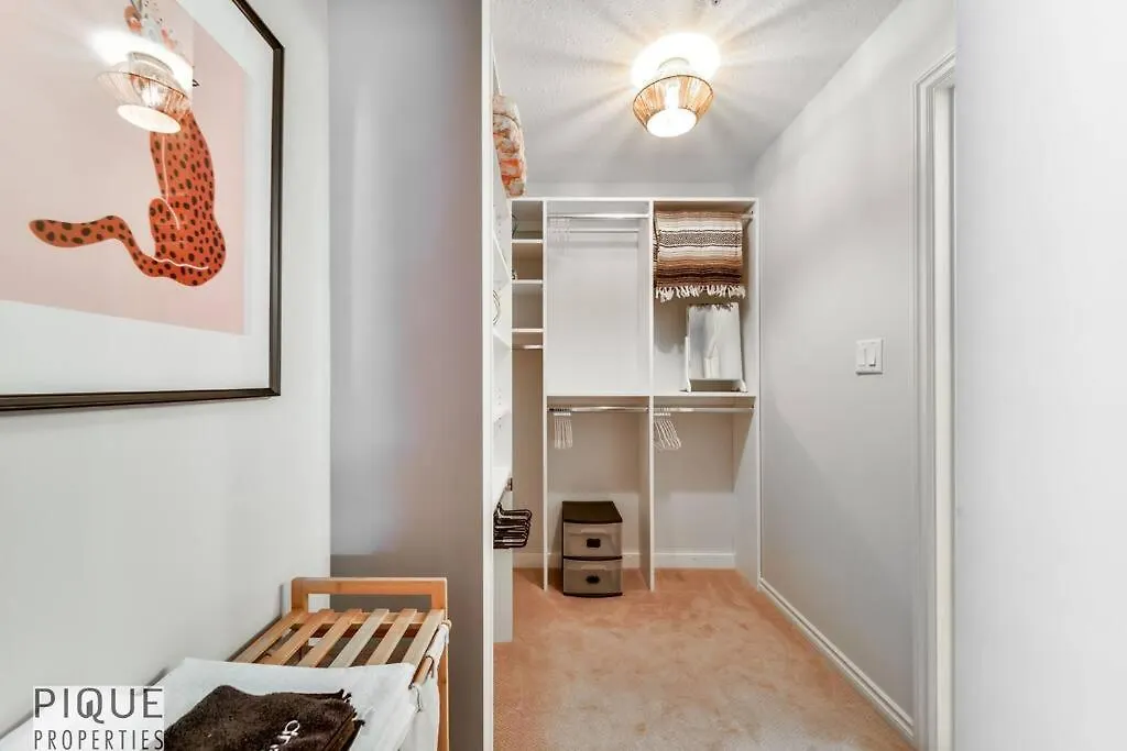 אדמונטון The Breakfast Club Suite - King Bed & Ac - Patio - Ug Park קנדה
