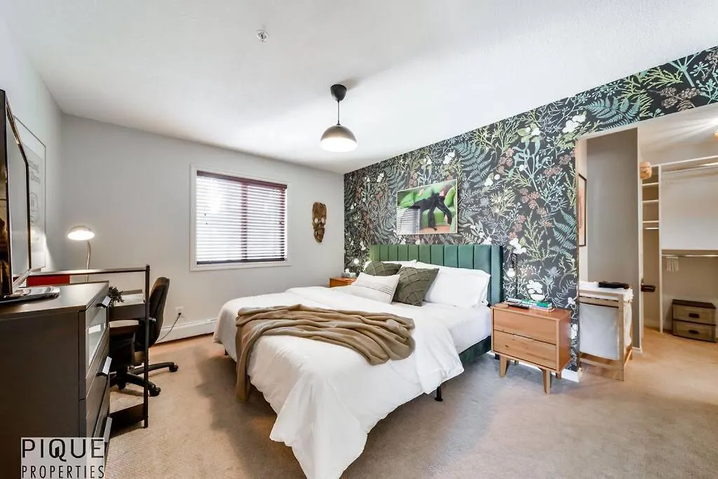 אדמונטון The Breakfast Club Suite - King Bed & Ac - Patio - Ug Park